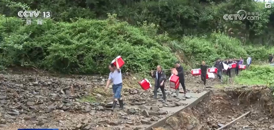 “这是我们应该做的” 冲在抗洪救灾一线的“扁担大军” “这是我们应该做的” 冲在抗洪救灾一线的“扁担大军”