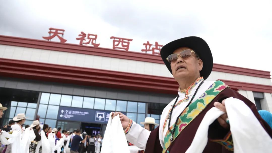 开通!网友赞叹:家乡通高铁啦 开通!网友赞叹:家乡通高铁啦