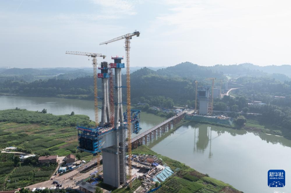 成达万高铁全线首座斜拉桥主塔封顶