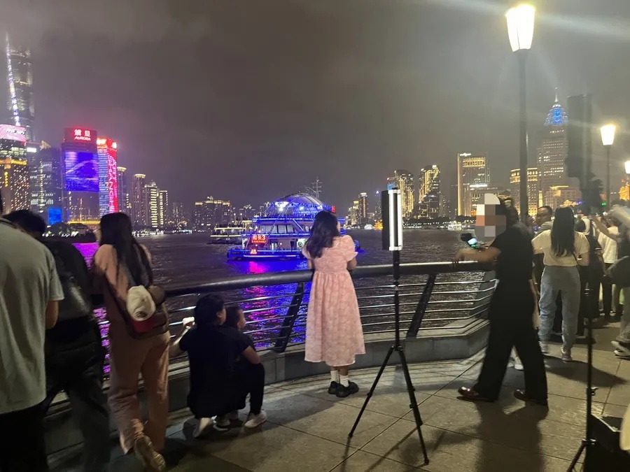 事发上海外滩，网友怒了：全被他们霸占！