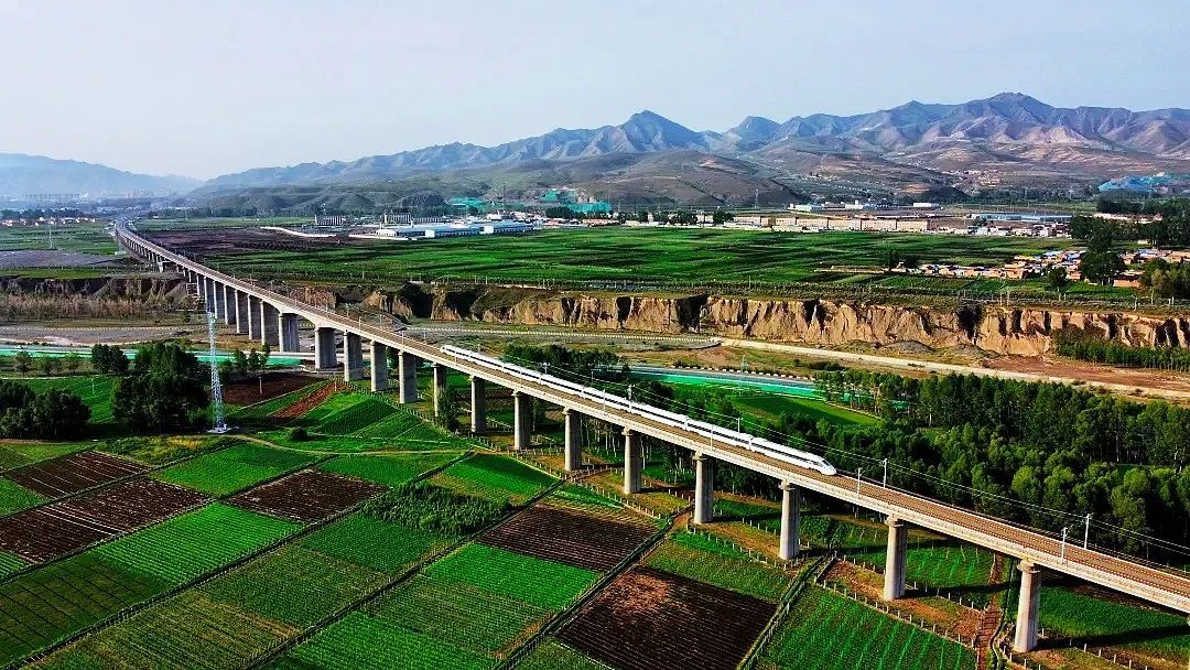 开通!网友赞叹:家乡通高铁啦 开通!网友赞叹:家乡通高铁啦