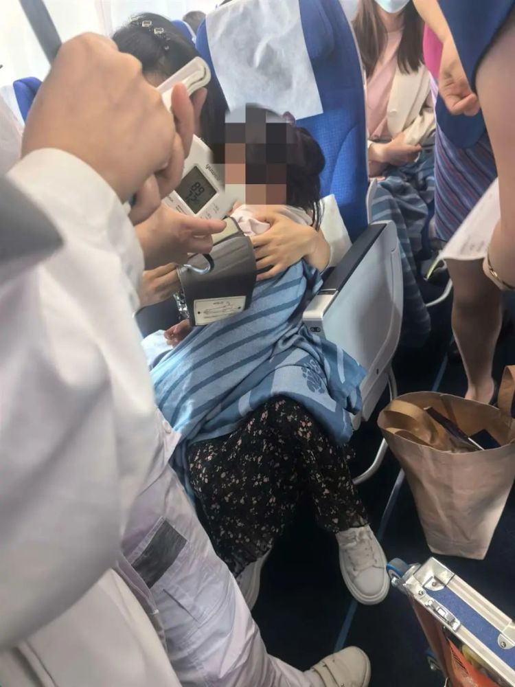 情况紧急!小女孩万米高空突陷昏迷,备降武汉! 情况紧急!小女孩万米高空突陷昏迷,备降武汉!