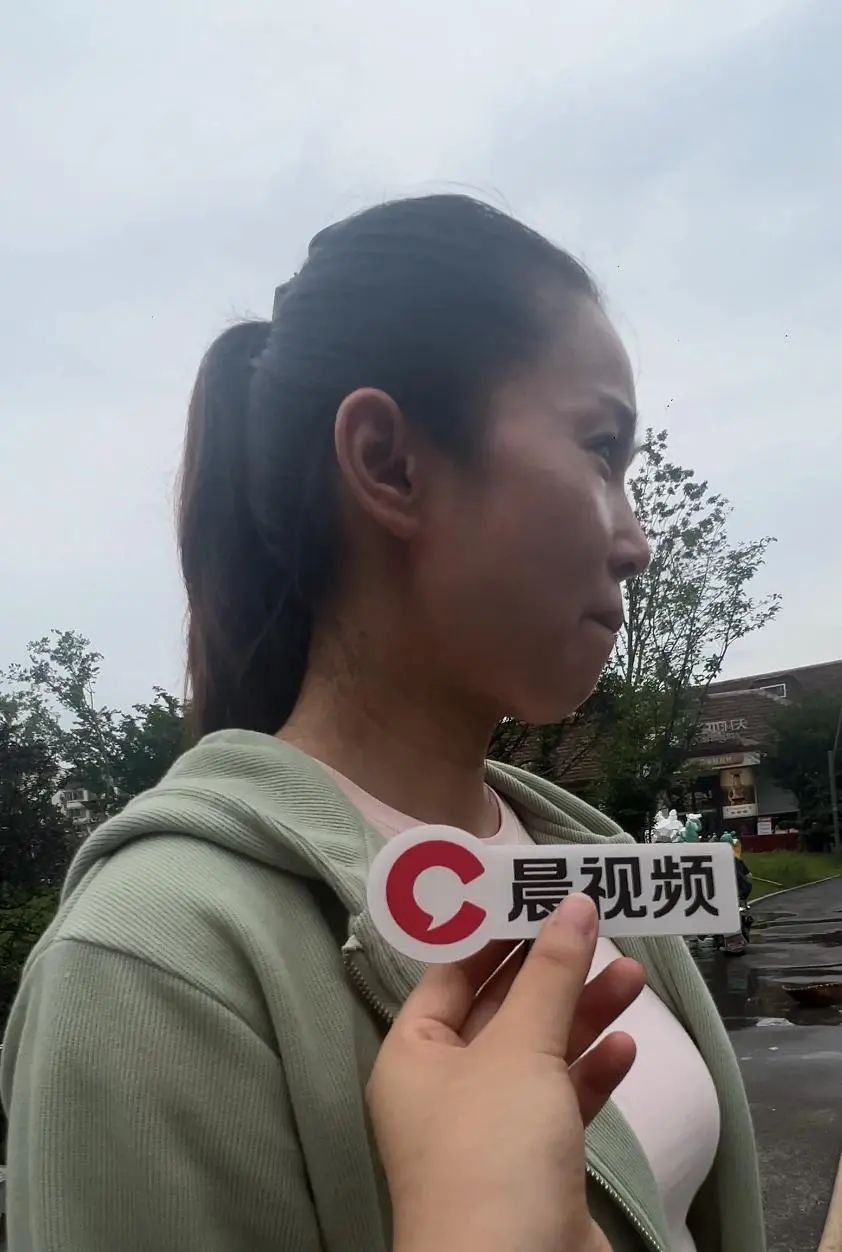 暴雨中听到求救声,长沙三名小伙背出隔壁饭店十几名受困员工! 暴雨中听到求救声,长沙三名小伙背出隔壁饭店十几名受困员工!