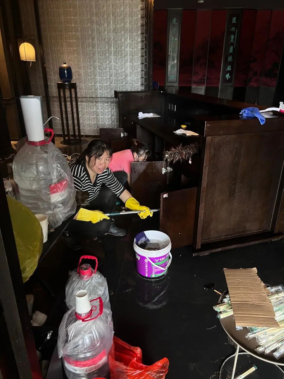 暴雨中听到求救声,长沙三名小伙背出隔壁饭店十几名受困员工! 暴雨中听到求救声,长沙三名小伙背出隔壁饭店十几名受困员工!