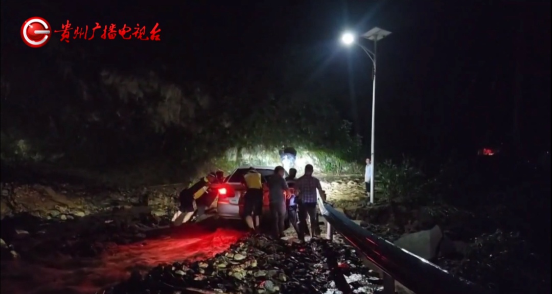 危难之中显身手!对面洪流,他一跃而下救回一条人命 危难之中显身手!对面洪流,他一跃而下救回一条人命