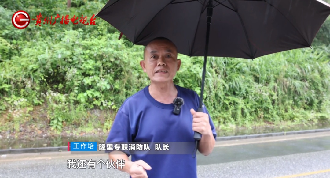 危难之中显身手!对面洪流,他一跃而下救回一条人命 危难之中显身手!对面洪流,他一跃而下救回一条人命