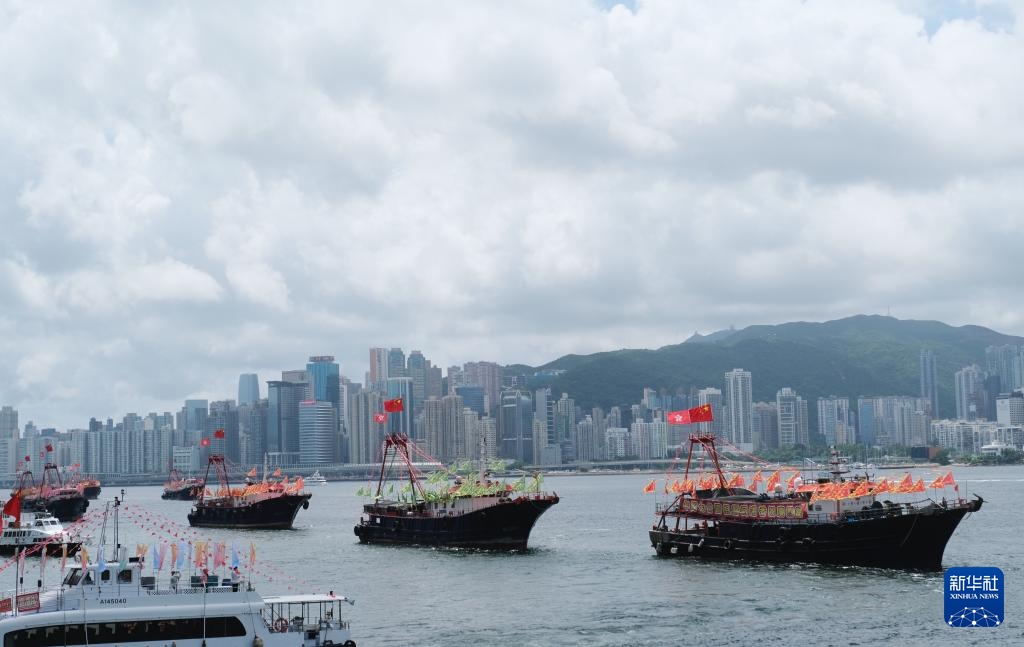 香港渔船维港巡游 庆祝香港回归祖国27周年