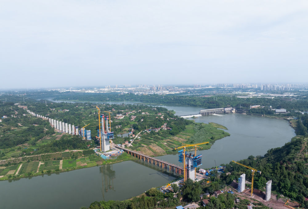 成达万高铁首座特大桥主塔封顶