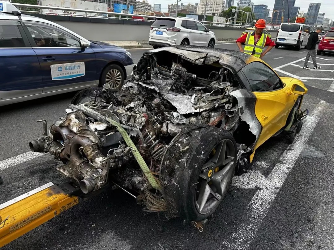 面目全非！代驾开法拉利自燃，车主：500万瞬间没了