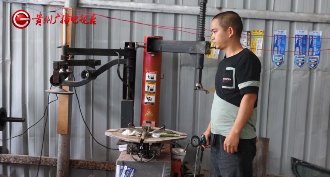 危难之中显身手!对面洪流,他一跃而下救回一条人命 危难之中显身手!对面洪流,他一跃而下救回一条人命