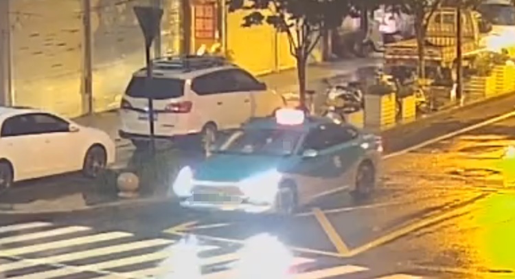 凌晨,杭州两名小伙提着4箱茅台打车,老司机发现异常 凌晨,杭州两名小伙提着4箱茅台打车,老司机发现异常