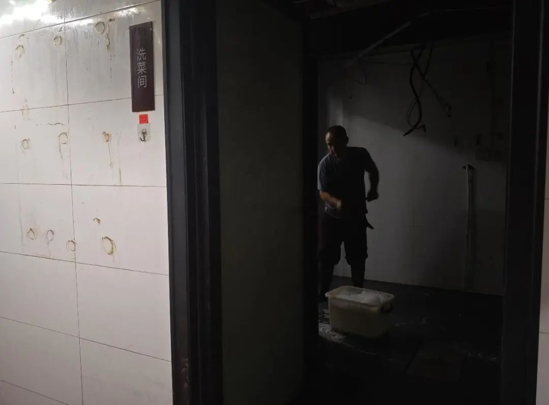 暴雨中听到求救声,长沙三名小伙背出隔壁饭店十几名受困员工! 暴雨中听到求救声,长沙三名小伙背出隔壁饭店十几名受困员工!