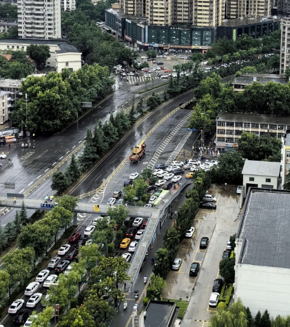 西安西二环一处路面塌陷,道路管制,地铁方面最新回应→ 西安西二环一处路面塌陷,道路管制,地铁方面最新回应→
