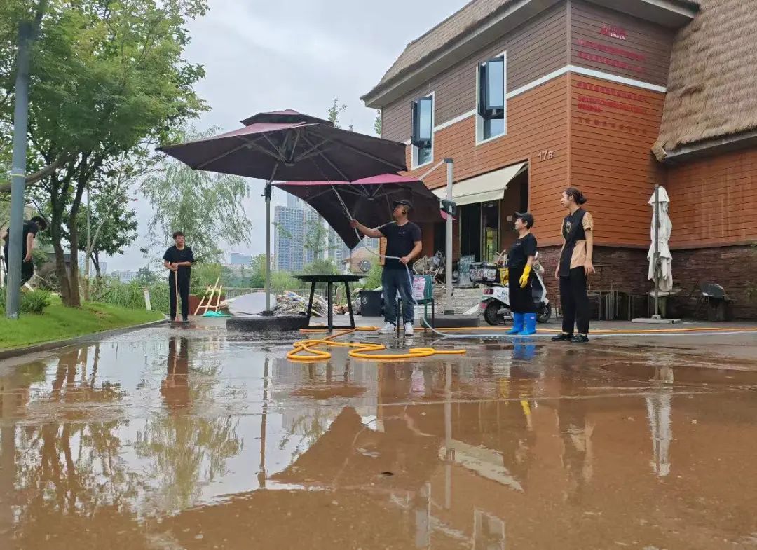 暴雨中听到求救声,长沙三名小伙背出隔壁饭店十几名受困员工! 暴雨中听到求救声,长沙三名小伙背出隔壁饭店十几名受困员工!