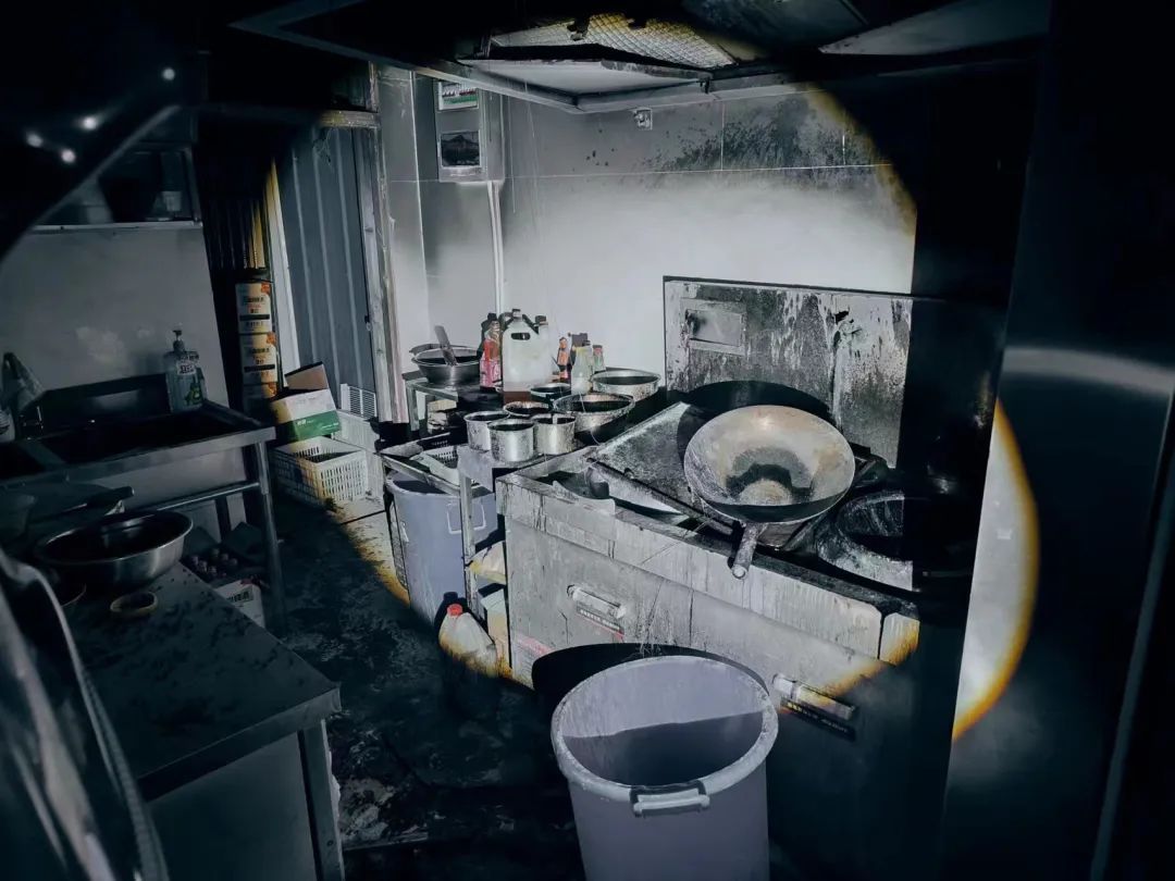 抱起灭火器,他三次冲进着火的餐饮店…… 抱起灭火器,他三次冲进着火的餐饮店……