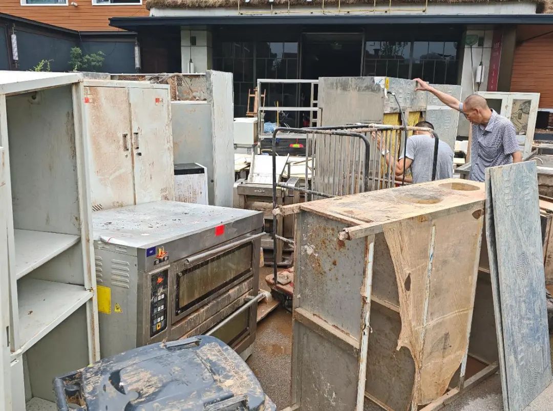 暴雨中听到求救声,长沙三名小伙背出隔壁饭店十几名受困员工! 暴雨中听到求救声,长沙三名小伙背出隔壁饭店十几名受困员工!