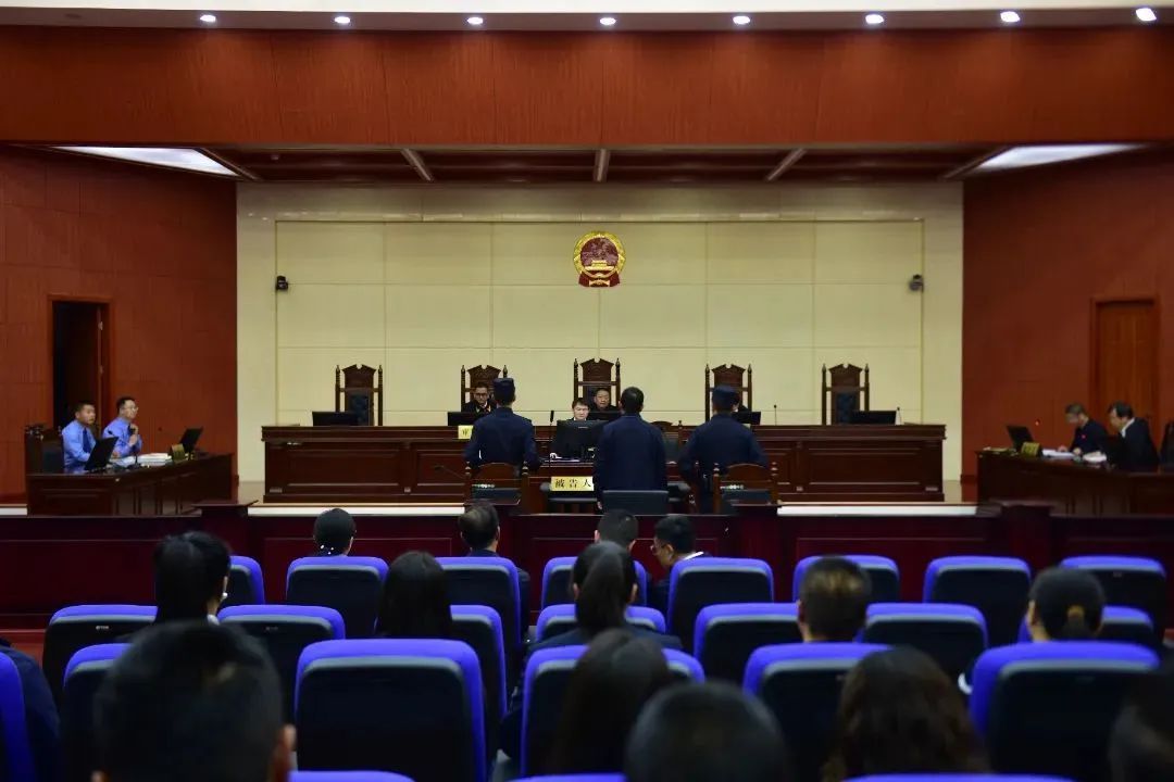 为揽工程送豪车、房产、现金，私营业主行贿官员获刑三年