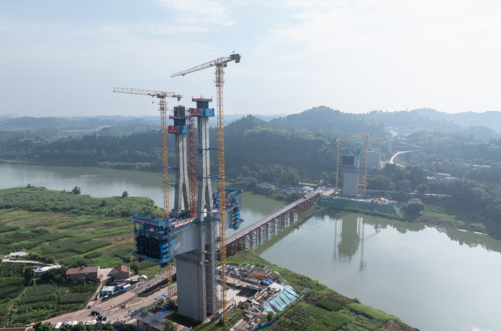 成达万高铁首座特大桥主塔封顶
