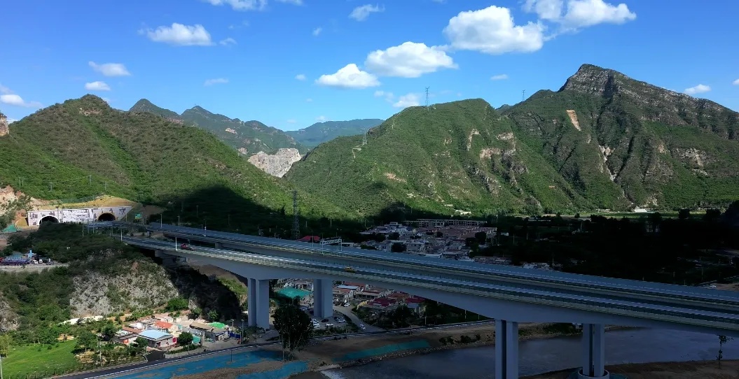 京西山区首条高速今日通车，西六环至灵山从2小时变45分钟