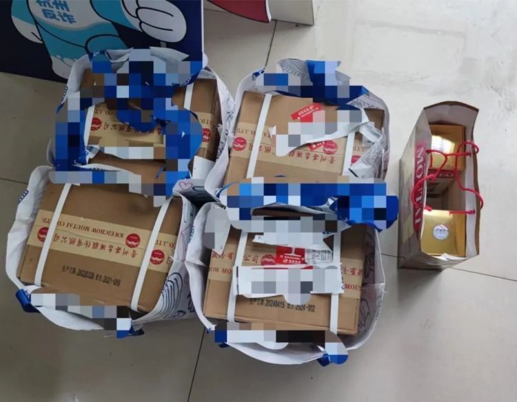 凌晨,杭州两名小伙提着4箱茅台打车,老司机发现异常 凌晨,杭州两名小伙提着4箱茅台打车,老司机发现异常