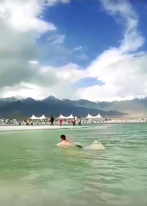 男子在青海大柴旦翡翠湖游泳，网友称“罚他泡三个小时腌肉”，景区：盐湖水对皮肤有害