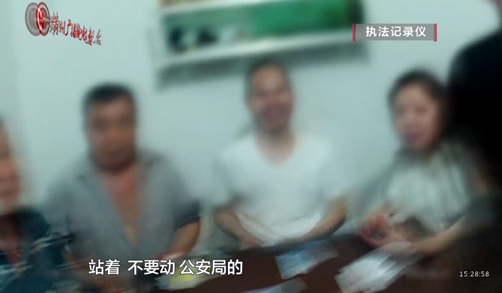 一居民楼内多人聚集，竟然在干这件事！警方突击“一锅端”