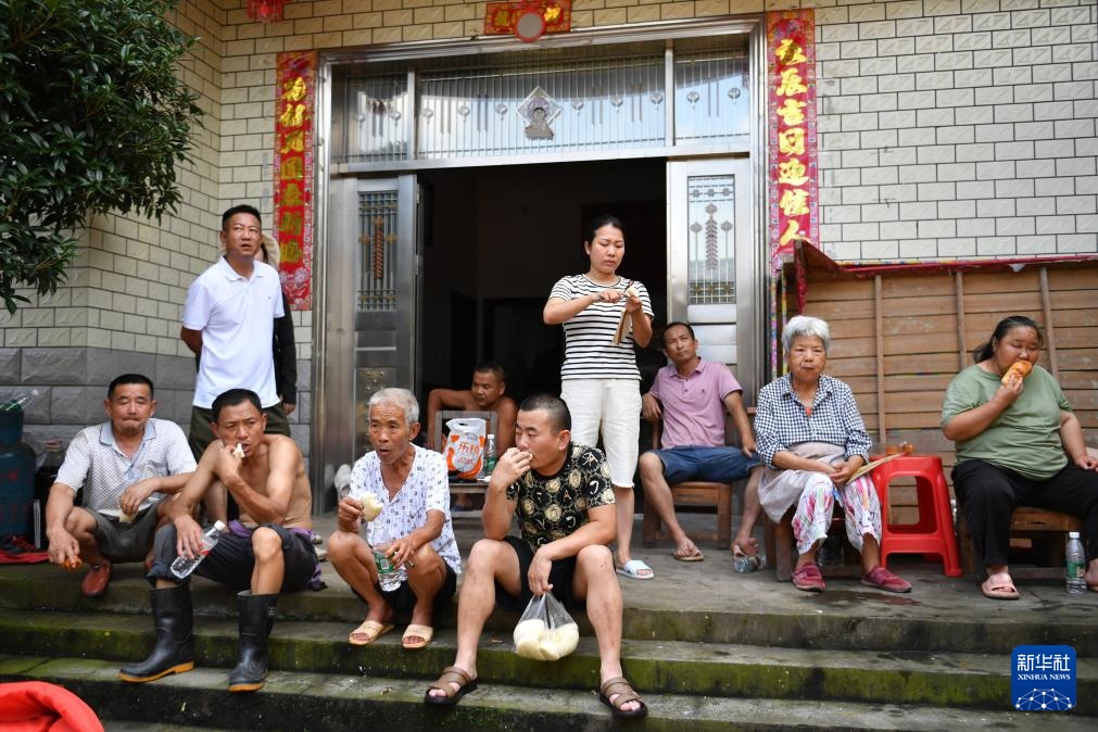 沅江边，小船驶向“孤村”