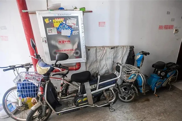 消防通道=生命通道，请时刻保持畅通！