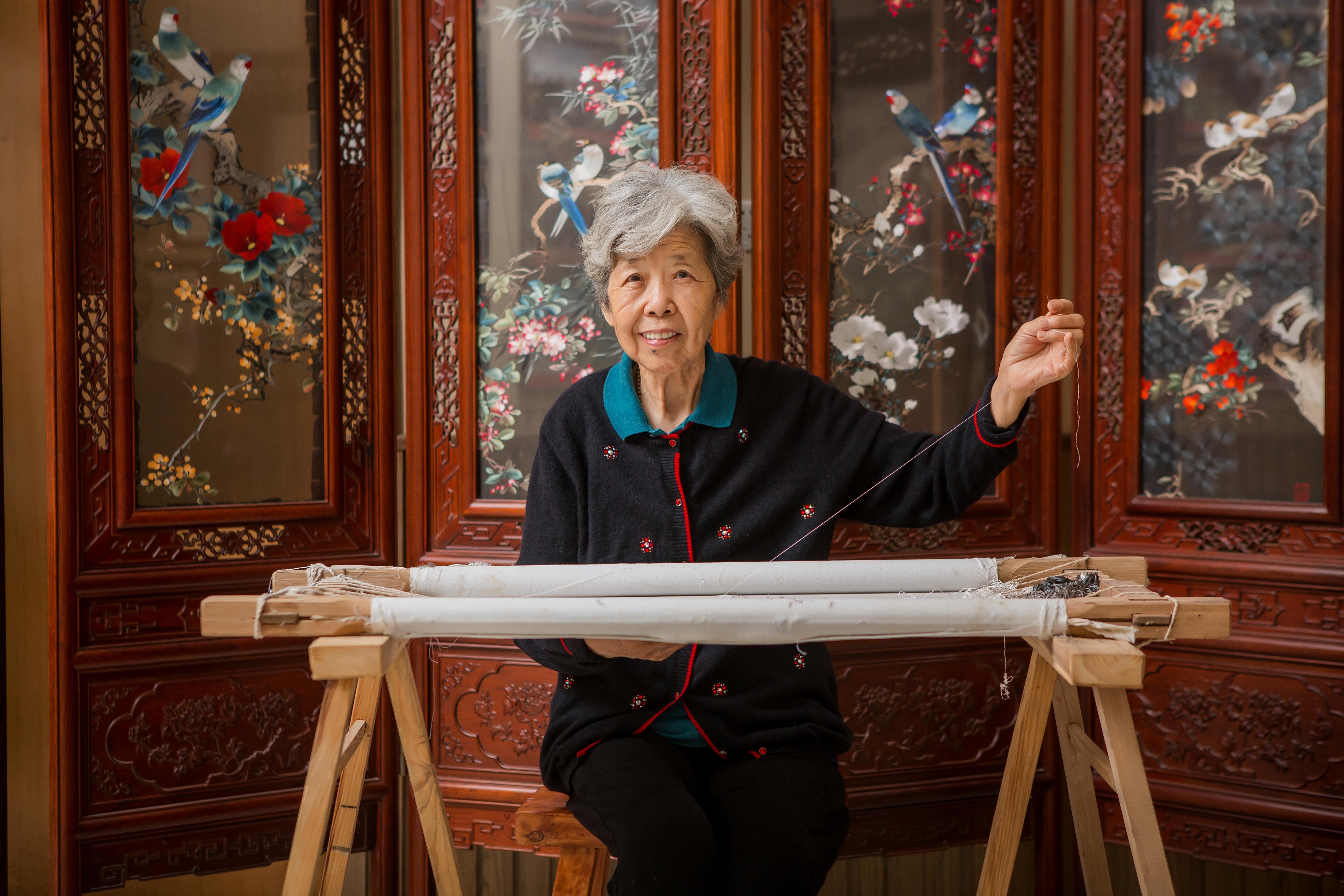 何以中国&middot;运载千秋丨89岁“绣娘”“汴”出《清明上河图》