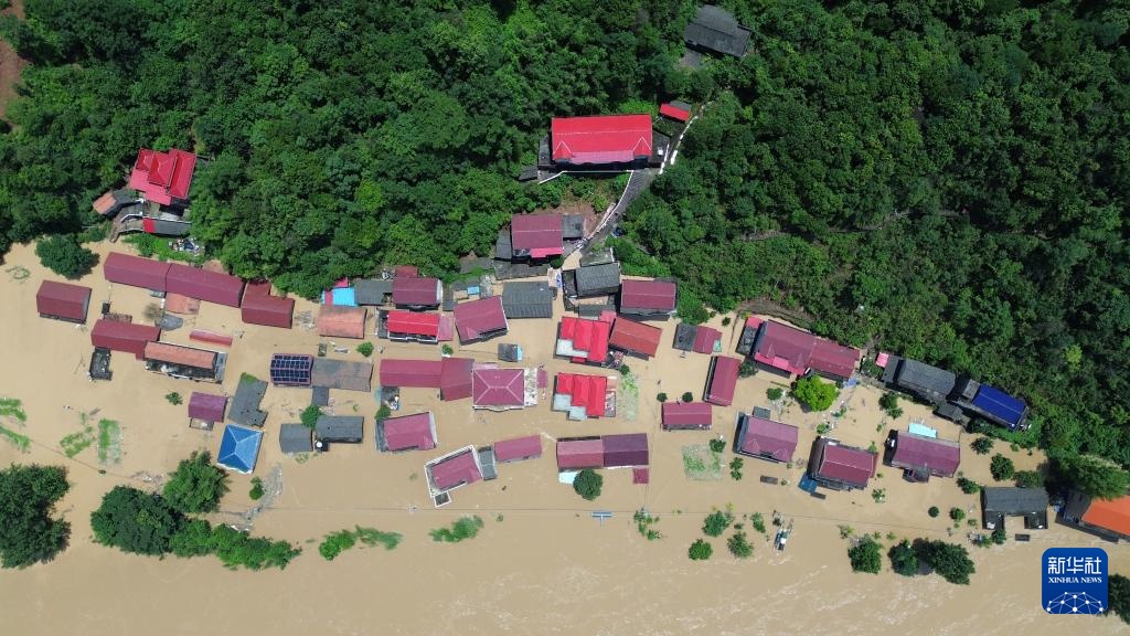 沅江边，小船驶向“孤村”