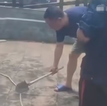 工人在32楼高空作业，业主上来就砍安全绳……