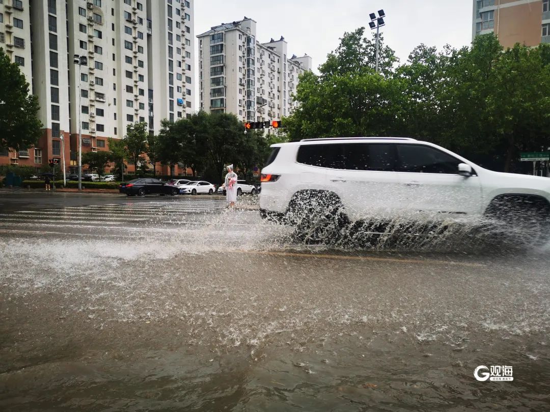 雨伞根本不好使！青岛这场大雨，没有一个打工人能“幸免”，网友：裤衩都湿透了……