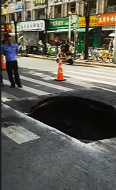 暴雨后武汉一路面局部塌陷！应急部门紧急回应