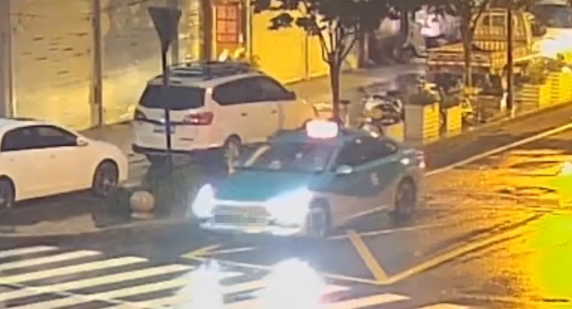 杭州两小伙提4箱茅台酒打车,一下车司机就报警:喂,110吗?他们有些奇怪 杭州两小伙提4箱茅台酒打车,一下车司机就报警:喂,110吗?他们有些奇怪