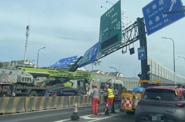 事发上海!集卡撞上隔音墙,龙门架“眼看要倒下”…… 事发上海!集卡撞上隔音墙,龙门架“眼看要倒下”……