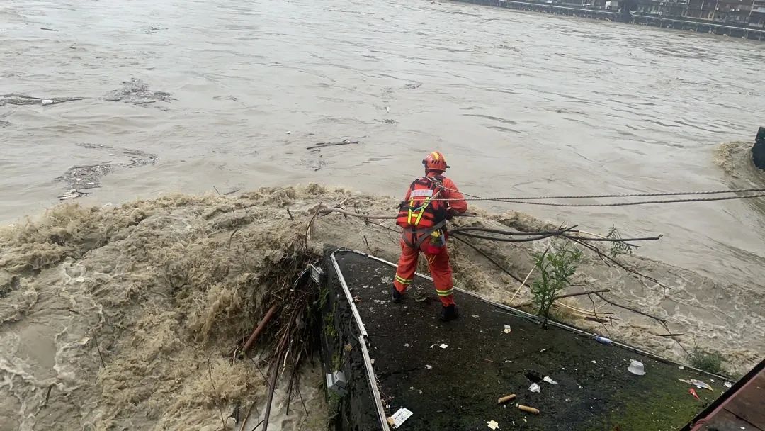 湖南芷江433岁风雨桥经历洪峰屹立不动，少不了这些守护与支撑