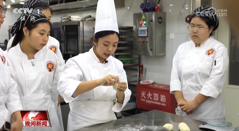 做包子也是学问 面点教师张亚倩带领学生用劳动创造精彩人生