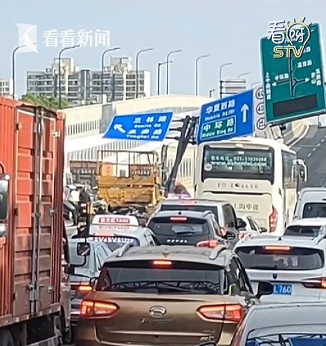 事发上海高架，今早高峰引发拥堵！警方最新通报