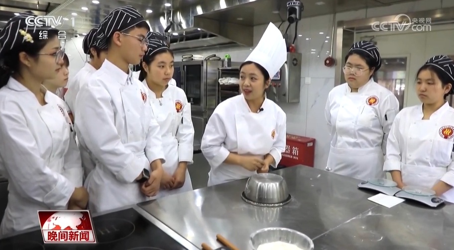做包子也是学问 面点教师张亚倩带领学生用劳动创造精彩人生