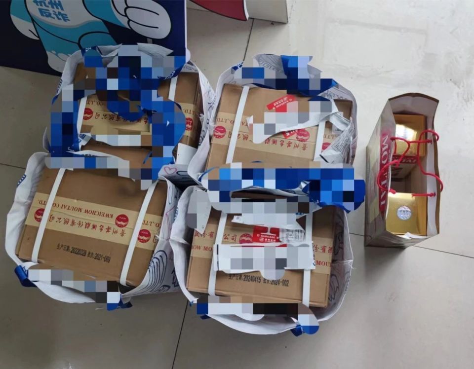 杭州两小伙提4箱茅台酒打车,一下车司机就报警:喂,110吗?他们有些奇怪 杭州两小伙提4箱茅台酒打车,一下车司机就报警:喂,110吗?他们有些奇怪