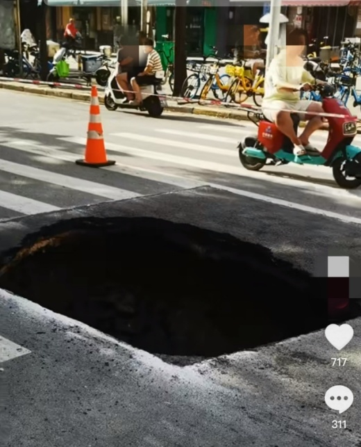 暴雨后武汉一路面局部塌陷！应急部门紧急回应
