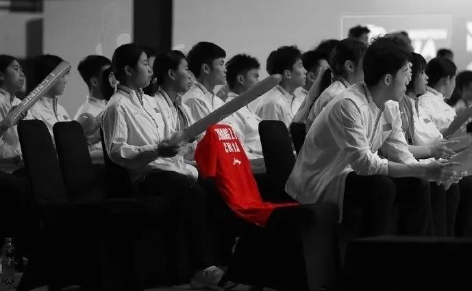 带着张志杰球衣，登上亚青赛冠军领奖台