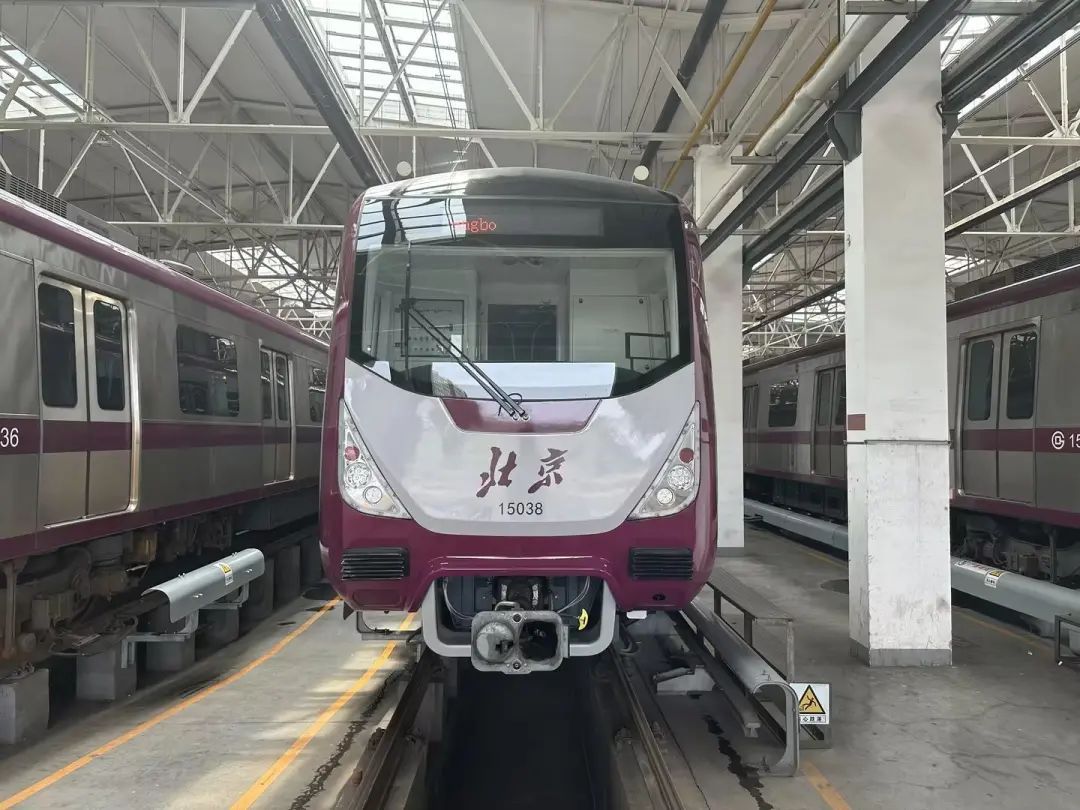 新车上线，可自动控温！北京地铁15号线今起再压缩间隔