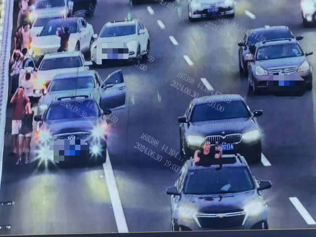 这两天一半广东人都来了?有人违停、拍照、跑步打卡......交警紧急提醒 这两天一半广东人都来了?有人违停、拍照、跑步打卡......交警紧急提醒