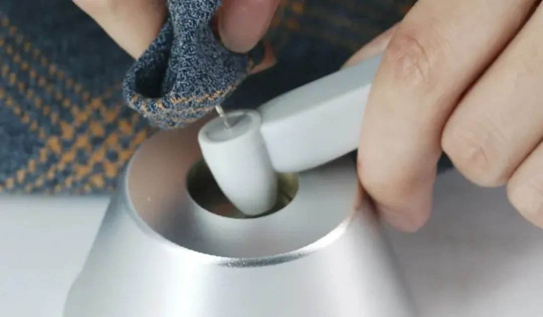 裤子内有6枚钉子，试衣间里到底发生了什么？