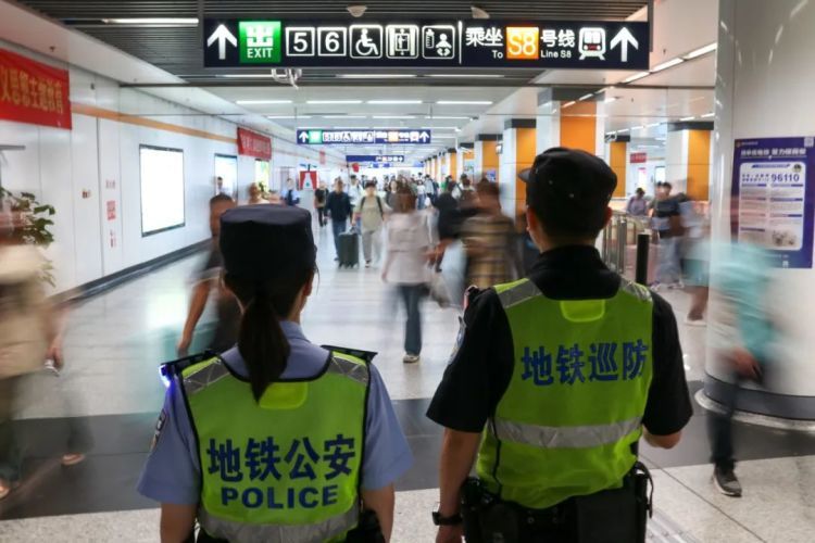 这个女警火了！网友：“按压式擦汗法”很细节
