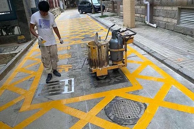 消防通道=生命通道，请时刻保持畅通！