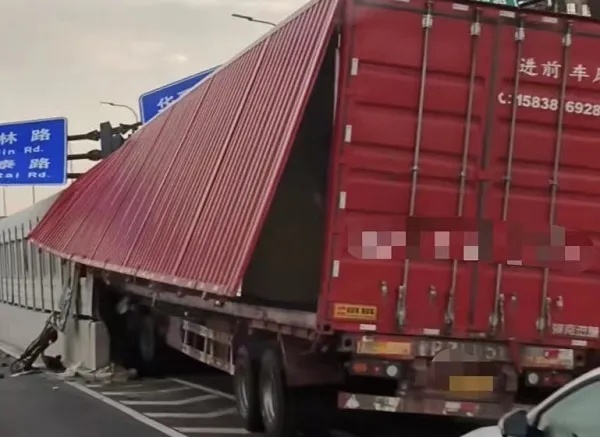 事发上海!集卡撞上隔音墙,龙门架“眼看要倒下”…… 事发上海!集卡撞上隔音墙,龙门架“眼看要倒下”……