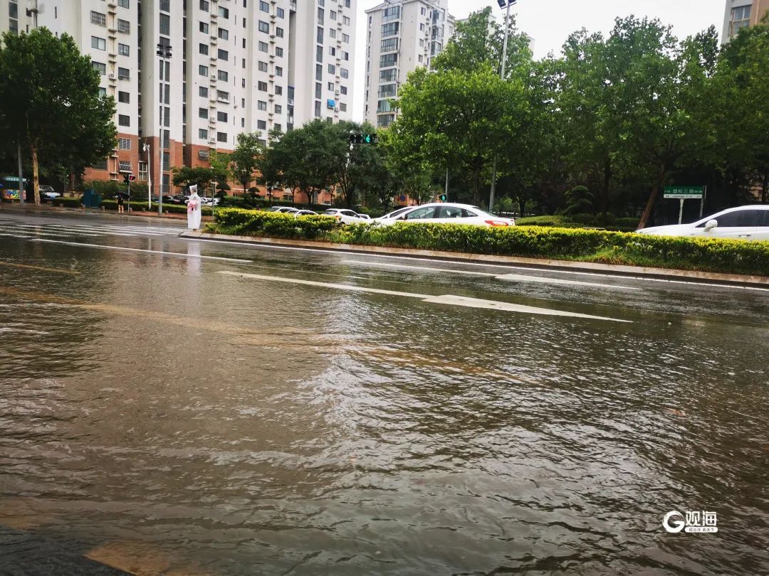 雨伞根本不好使！青岛这场大雨，没有一个打工人能“幸免”，网友：裤衩都湿透了……