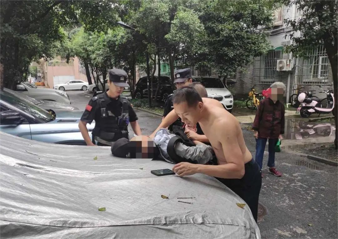 抓捕现场,民警“赤膊”乘凉看热闹? 抓捕现场,民警“赤膊”乘凉看热闹?